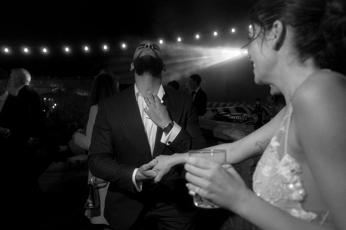 Magic trick during a wedding, the bride amazed